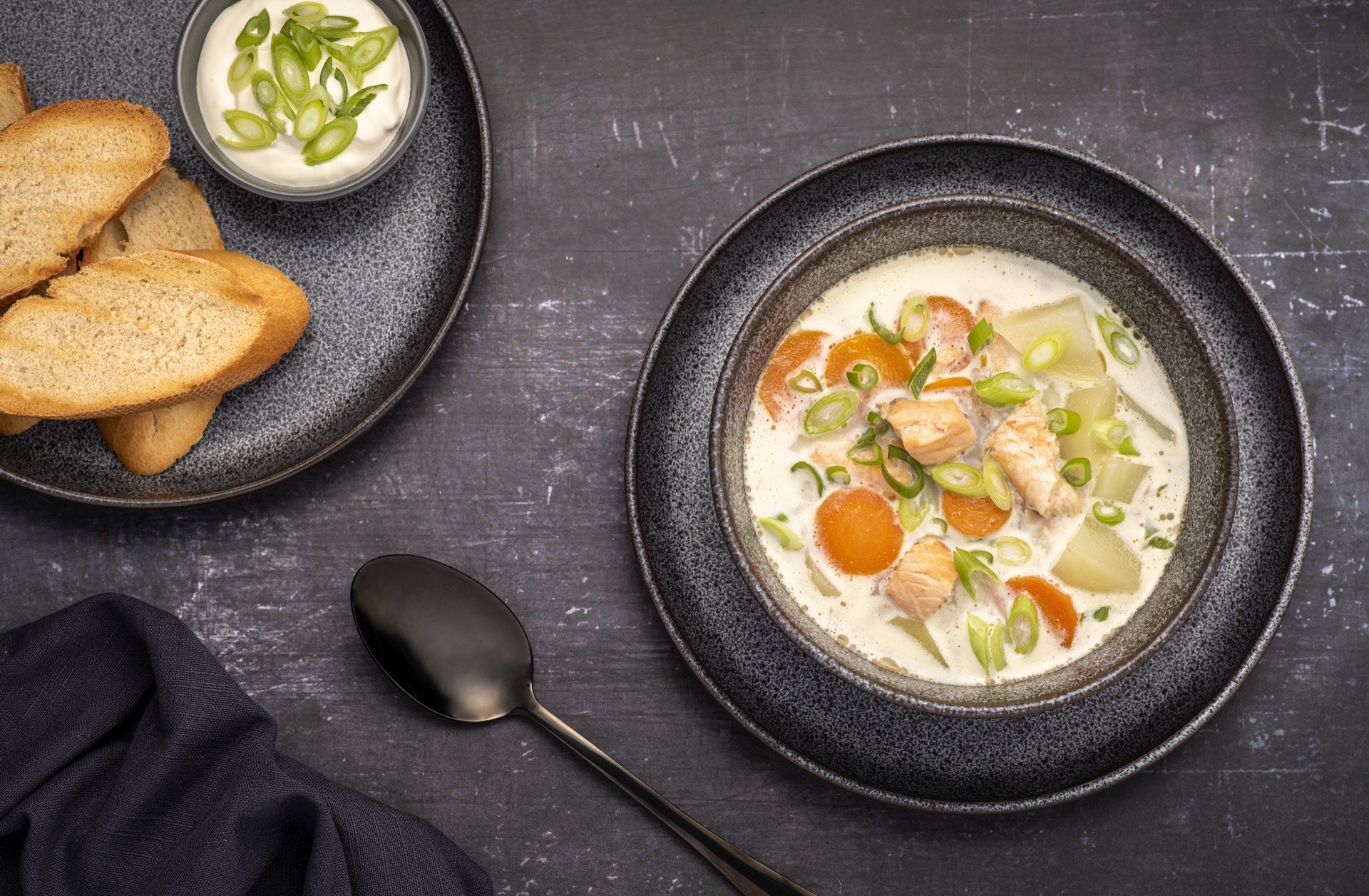 Fiskesuppe – kremowa norweska zupa rybna z owocami morza